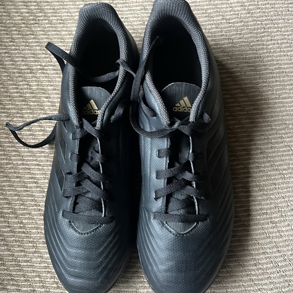 Indoor soccer cleats - like new - size 7 women’s - adidas- predator - Picture 2 of 4